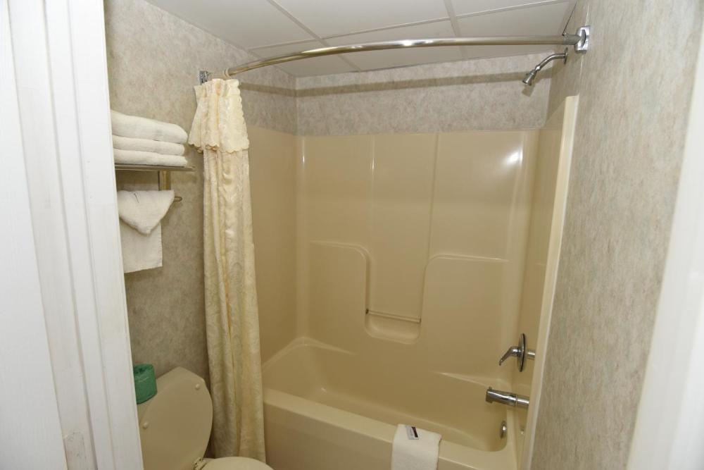 Deluxe One Queen Room Non Smoking interior